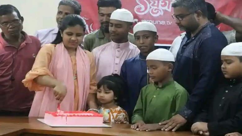 গাইবান্ধায় এতিম শিশুদের সঙ্গে কেক কেটে যমুনা টেলিভিশনের ১২তম বর্ষপূর্তি উদযাপন