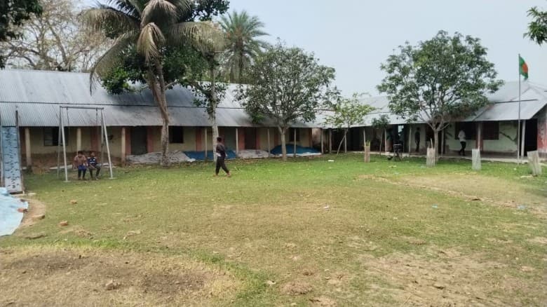 শিক্ষার্থীর চেয়ে শিক্ষক দ্বিগুণ, মাঠে ও ক্লাসরুমে প্রতিষ্ঠান সভাপতির আলু মজুদ