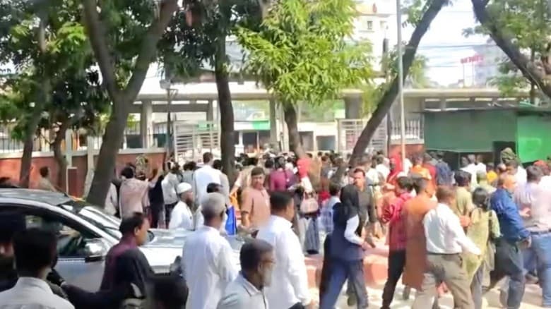 অটোপাস দাবিতে জাতীয় বিশ্ববিদ্যালয়ের ভিসির ওপর চড়াও শিক্ষার্থীরা