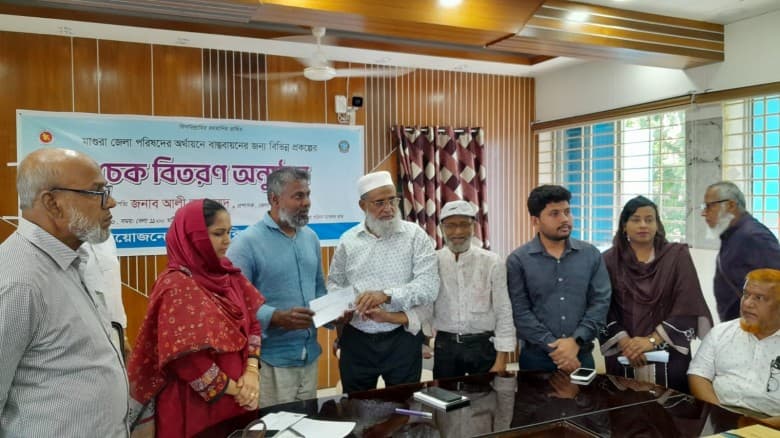 মাগুরা জেলা পরিষদের ১৫১ প্রতিষ্ঠানে ১ কোটি ৬৫ লাখ টাকার চেক বিতরণ