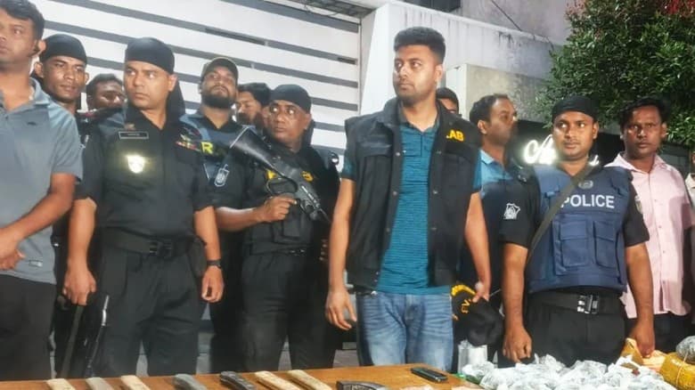 রাজধানীতে র‍্যাবের অভিযান, অস্ত্র-মাদকসহ গ্রেফতার ৩