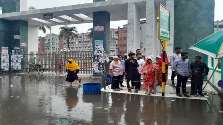 অল্প বৃষ্টিতেই জলাবদ্ধতা, হকার দখলে রাস্তা—শেরে বাংলা মেডিকেলের সামনে চরম ভোগান্তি
