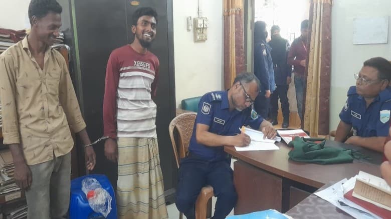 কালাইয়ে ২০ লিটার পেট্রোল সহ দুই যুবক আটক, মূল হোতা পালাতক
