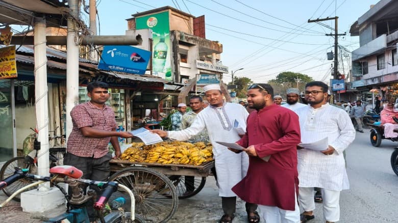 গণভোটের রায় বাস্তবায়নের দাবিতে গঙ্গাচড়ায় জামায়াত–এনসিপির লিফলেট বিতরণ