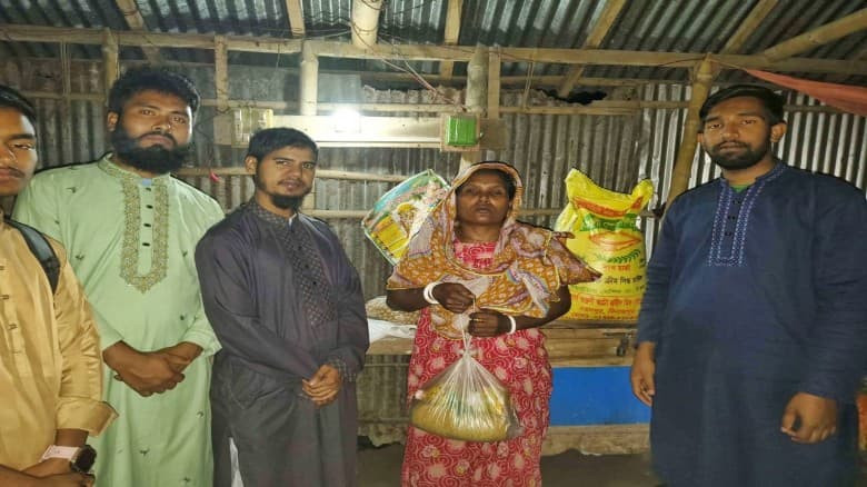 অসহায় হিন্দু দম্পতির ঘরে খাদ্য  সহায়তা পৌঁছে দিল শিবির