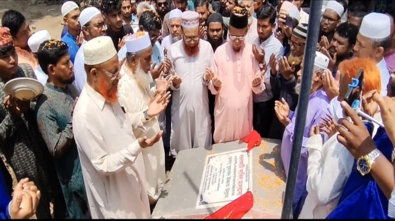 কলারোয়ায় সরশকাঠি দাখিল মাদ্রাসা ভবনের ভিত্তিপ্রস্তর উদ্বোধন করলেন এমপি ইজ্জত উল্লাহ