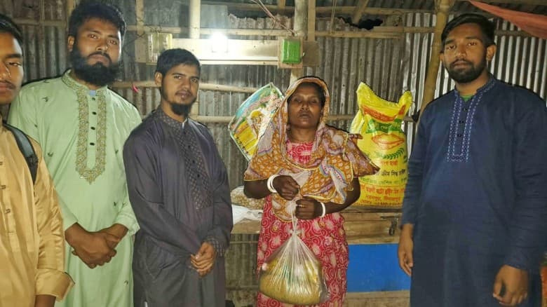 অসহায় হিন্দু দম্পতির ঘরে খাদ্য সহায়তা পৌঁছে দিল শিবির