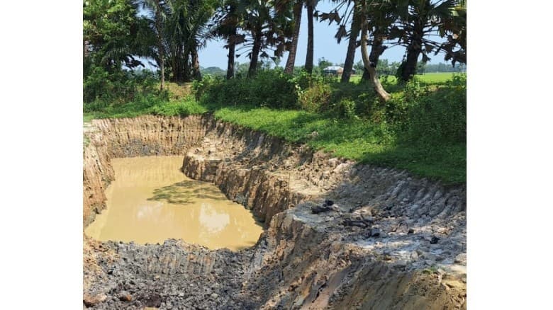 কসবায় অবৈধ মাটি কাটায় ২০ হাজার টাকা জরিমানা