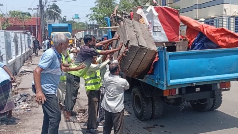 বরিশালে অবৈধ দোকান উচ্ছেদে অভিযান, স্বস্তি ফিরছে নগরজীবনে