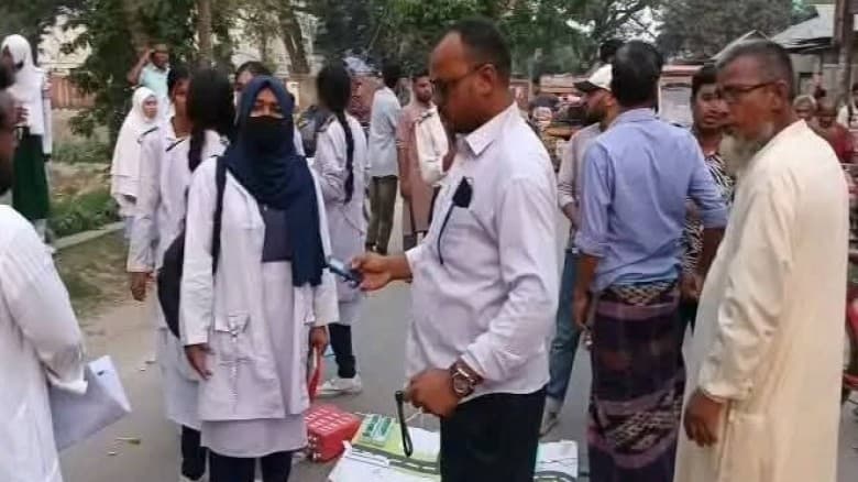 গাইবান্ধার সুন্দরগঞ্জে বিজ্ঞান মেলা থেকে ফেরার পথে শিক্ষার্থীদের ওপর হামলা, প্রজেক্ট ভাঙচুর-