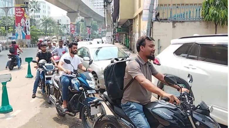 ছুটির দিনেও পাম্পগুলোতে দীর্ঘ লাইন, ৫-৬ ঘণ্টা অপেক্ষার পর মিলছে তেল