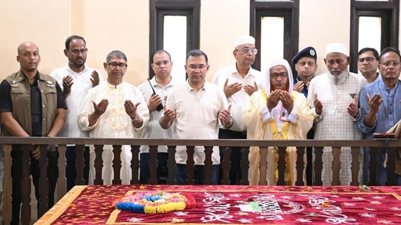 মওলানা ভাসানীর কবর জিয়ারত করলেন প্রধানমন্ত্রী