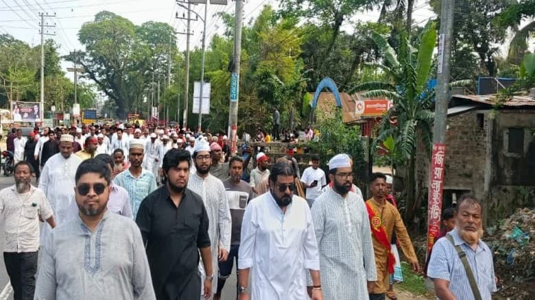 সিলেটে শাহজালাল (রহ.) মাজারে ঐতিহ্যবাহী লাকড়ি তোড়া উৎসব