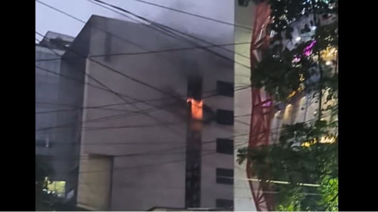 বনানীতে বহুতল ভবনে আগুন নিয়ন্ত্রণে কাজ করছে ৫ ইউনিট