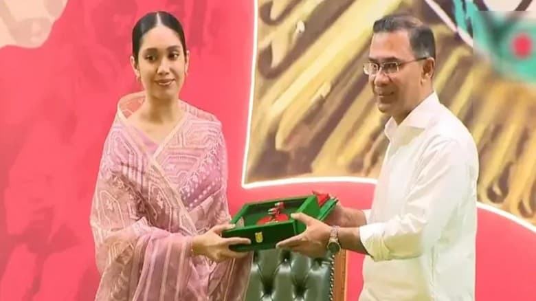 স্বাধীনতা পুরস্কার প্রাপ্তদের হাতে পদক তুলে দিলেন প্রধানমন্ত্রী