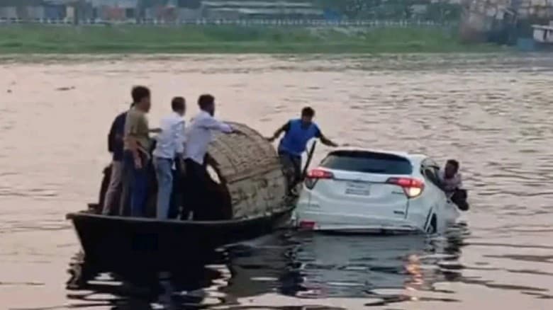 ফেরি থেকে চালকসহ নদীতে পড়ে গেল প্রাইভেটকার