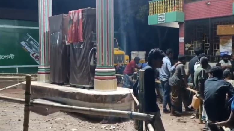 নাটোরে তেল দিতে দেরি হওয়ায় ফিলিং স্টেশনে ভাঙচুর, বিক্রি বন্ধ