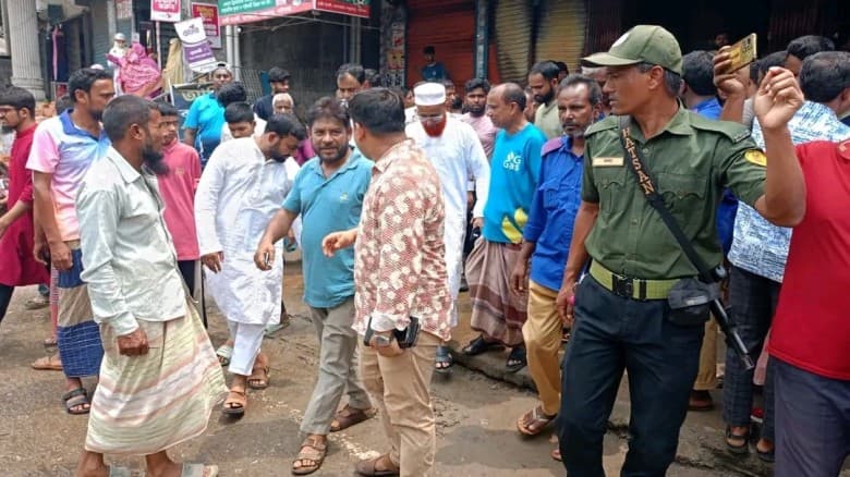 গাইবান্ধার সাদুল্লাপুরে ধাপেরহাটে আগুনের তাণ্ডব পুড়ে ছাই হাজী মার্কেট-