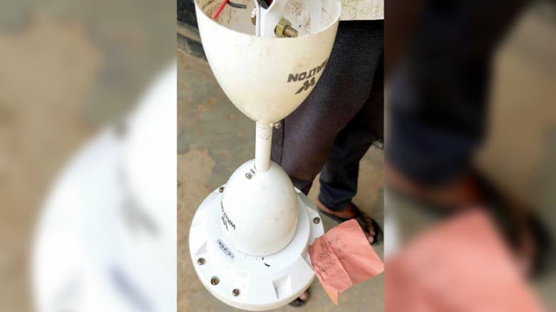 \"টাকার জন্য চুরি করেছিলাম \"স্কুলের চুরি করা সিলিং ফ্যান ফেরত দিয়ে চিরকুটে লিখে গেল চোর