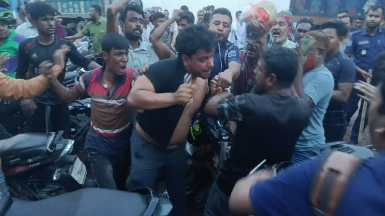 নাটোরে পুলিশের সামনেই পাম্প কর্মীদের মারধরের শিকার গ্রাহকরা
