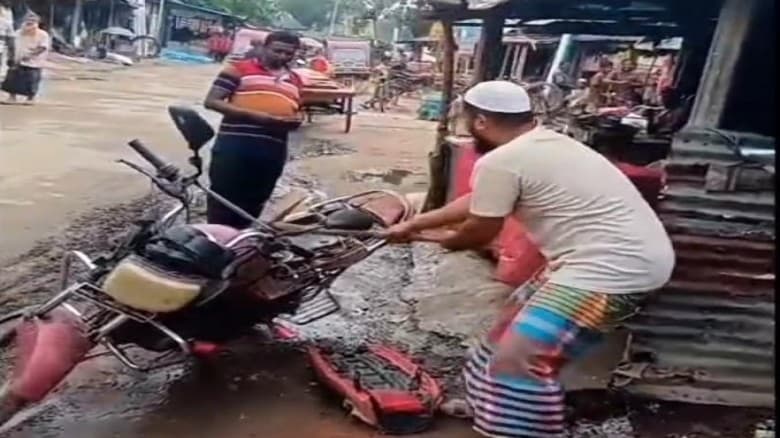 জ্বালানি তেলের জন্য হাহাকার, ক্ষোভে মোটরসাইকেল ভাঙলেন