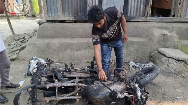 গোসাইরহাটে পারিবারিক কলহে স্বামীর মোটরসাইকেল পুড়িয়ে দিলেন দ্বিতীয় স্ত্রী