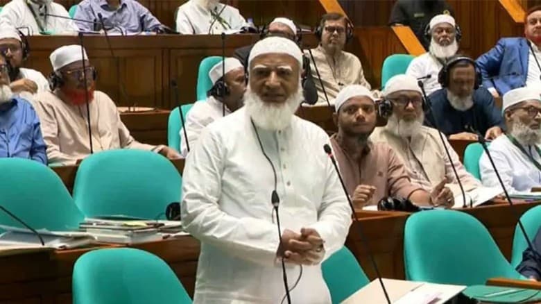 সংসদে বলা হচ্ছে তেলের সংকট নেই অথচ বাইরে মানুষ হাহাকার করছে