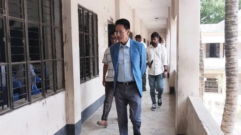 মানিকগঞ্জে এসএসসি পরীক্ষাকেন্দ্রে আকস্মিক পরিদর্শনে শিক্ষামন্ত্রী