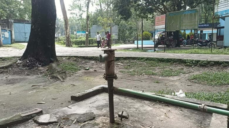 কাউনিয়া হাসপাতালে টিউবওয়েল অকেজো, বিশুদ্ধ পানির তীব্র সংকট