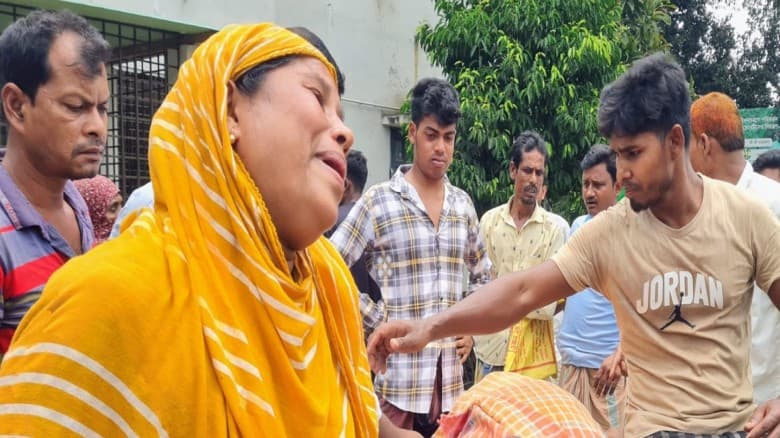 বিদ্যুৎস্পৃষ্টে এক ব্যক্তির মৃত্যু  স্ত্রী হাসপাতালে