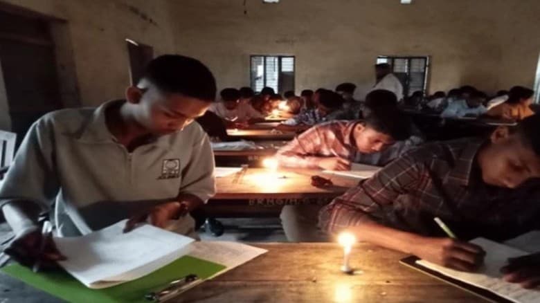 রংপুরে মোমবাতি জ্বালিয়ে এসএসসি পরীক্ষা