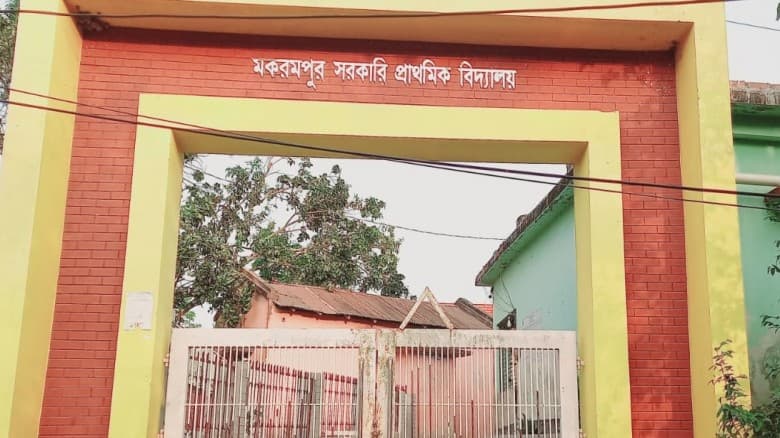 গোমস্তাপুরে স্কুল ফিডিংয়ের ডিম খেয়ে শতাধিক শিক্ষার্থী অসুস্থ!