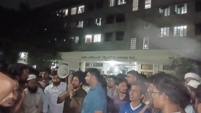ছাত্রদলের দলীয় কর্মসূচির অভিযোগে শিক্ষার্থীদের বিক্ষোভ, ক্লাস পরীক্ষা বর্জন