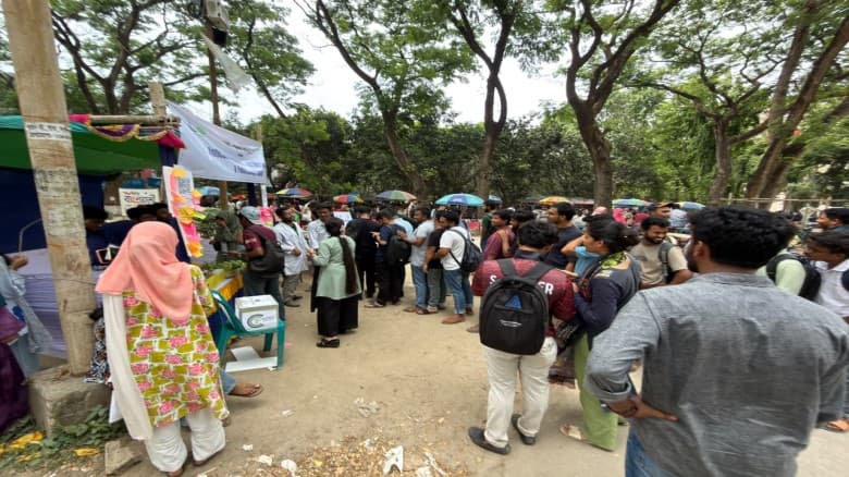 ইবিতে চলছে সিসিআরটিবির তিন দিনব্যাপী অ্যান্টিক্যান্সার ফল বিতরণ কর্মসূচি