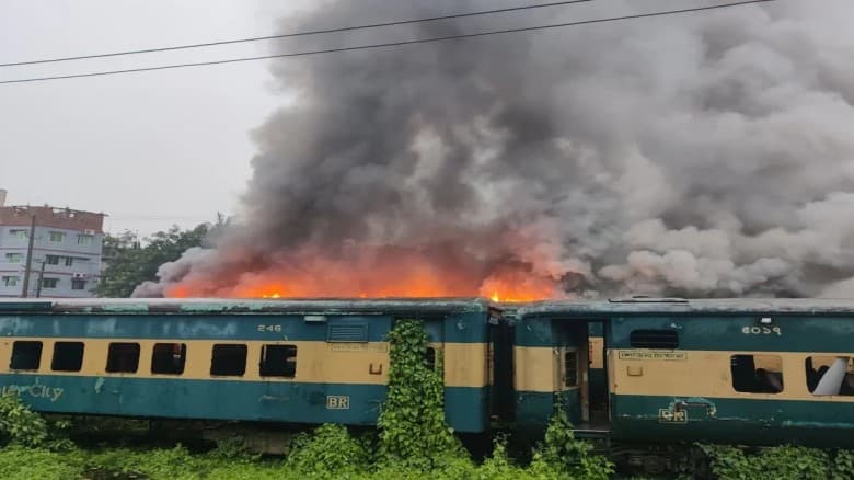 চট্টগ্রামে পরিত্যাক্ত রেলের বগিতে আগুন