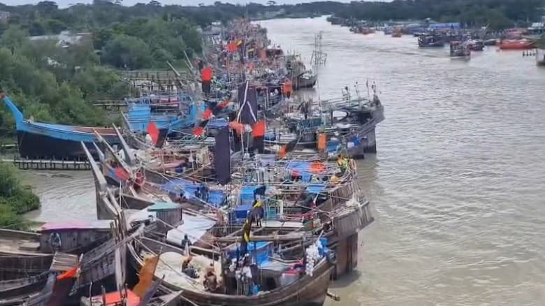 কুয়াকাটায় উত্তাল সমুদ্র, উপকূলে দমকা হাওয়ার পূর্বাভাস