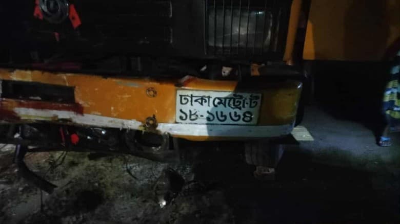 কুড়িগ্রামে ট্রাক-মাইক্রোবাস সংঘর্ষে নিহত ৪, আহত ১১