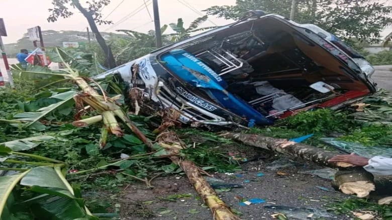 ঢাকা থেকে বরগুনা ছেড়ে আসা আব্দুল্লাহ পরিবহন বাস খাদে
