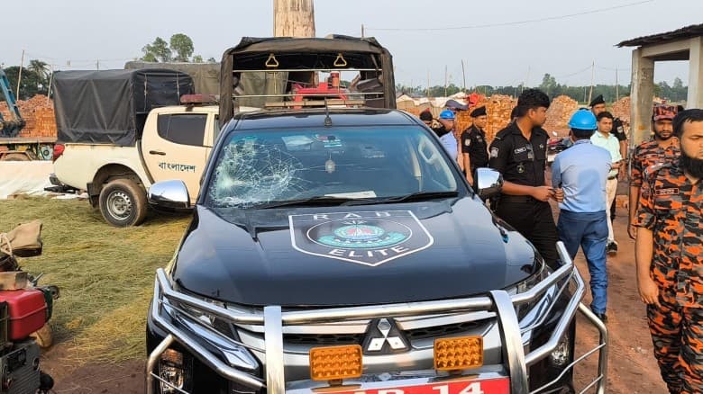 অবৈধ ইটভাটায় অভিযান: র‌্যাবের গাড়ি ক্ষতিগ্রস্ত