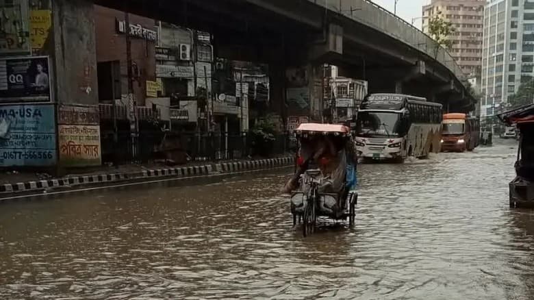 ভোরে মুষলধারে বৃষ্টি, ঢাকার বিভিন্ন সড়কে জলাবদ্ধতা