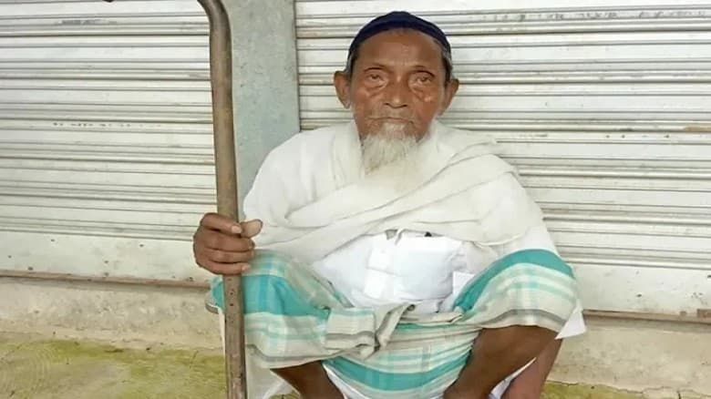বরগুনায় ৯৫ বছর বয়সী অসহায় বৃদ্ধের জমি দখলের অভিযোগ