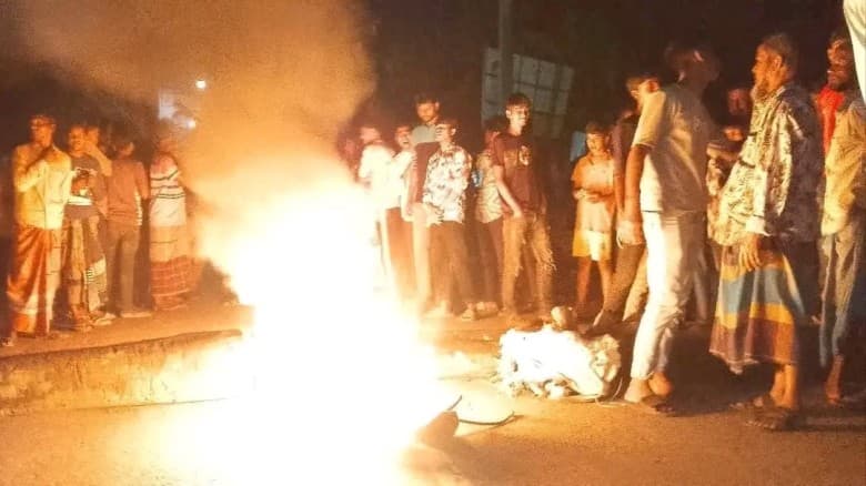 গাইবান্ধার ধাপেরহাটে স্পিড ব্রেকার নির্মাণের দাবিতে সাদুল্লাপুর সড়ক অবরোধ