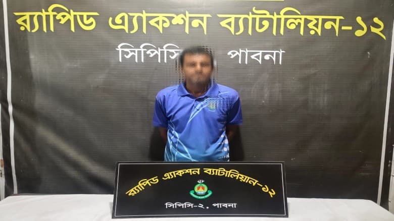 র‍্যাবের হাতে বড়াইগ্রামের হত্যা মামলার আসামি গ্রেফতার