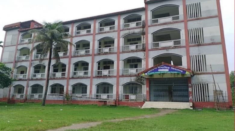 গলাচিপায় এসএসসি কেন্দ্রে প্রশ্নপত্র বিতরণে দেরি, শিক্ষার্থী-অভিভাবকদের ক্ষোভ!