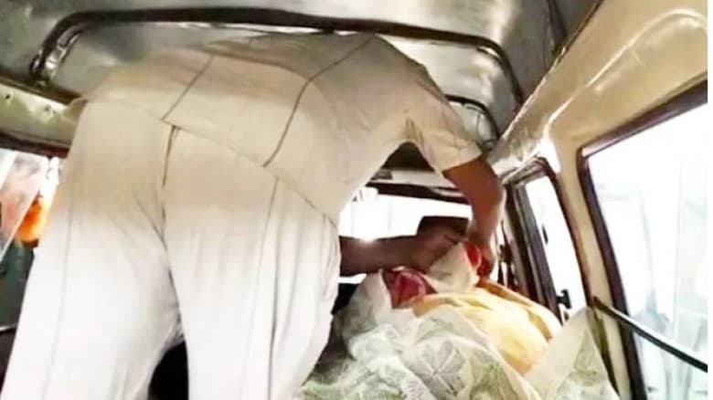কারা ফটকে শেষ বারের মতো সন্তানের মুখ দেখলেন বাবা