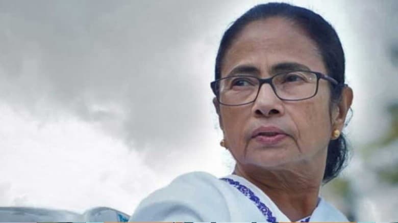 নিজ আসনেই ৫৩৮ ভোটে পিছিয়ে মমতা