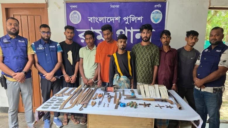 কক্সবাজারে অস্ত্র ও গোলাবারুদসহ ৭ ডাকাত গ্রেপ্তার