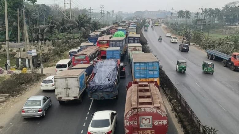ঢাকা-চট্টগ্রাম মহাসড়কে তীব্র যানজট, চরম ভোগান্তিতে যাত্রীরা
