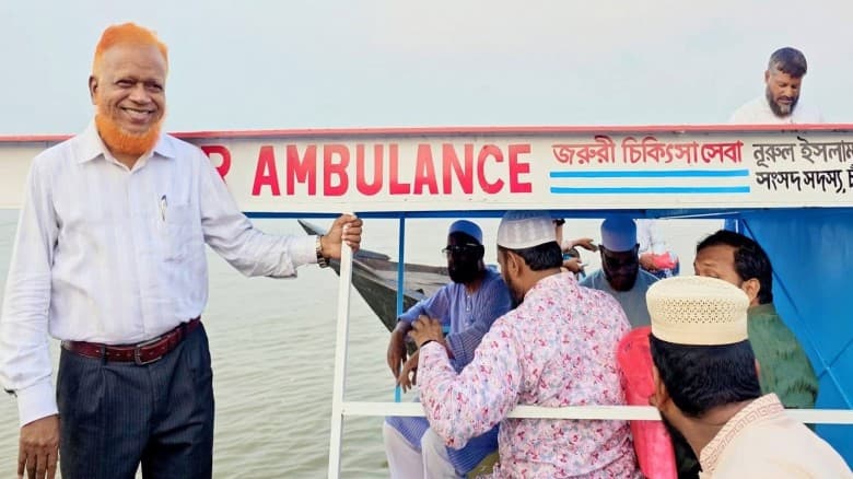 চাঁপাইনবাবগঞ্জে পদ্মার চরাঞ্চলে নিজস্ব অর্থায়নে 'নৌ অ্যাম্বুলেন্স' উদ্বোধন করলেন এমপি নূরুল ইসলাম