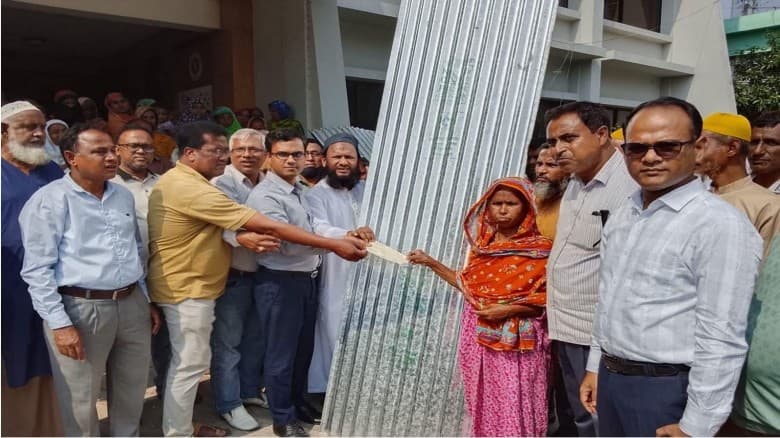 শিলাবৃষ্টি ও কালবৈশাখী ঝড়ে ক্ষতিগ্রস্ত ৮৩ পরিবারকে দেয়া হলো টিন ও নগদ অর্থ।